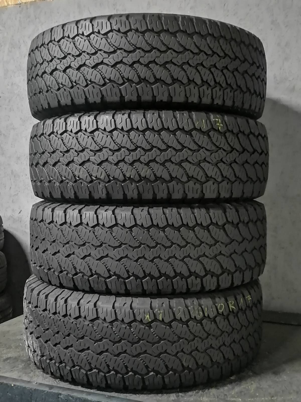 Шини б\у 285/70 R17
