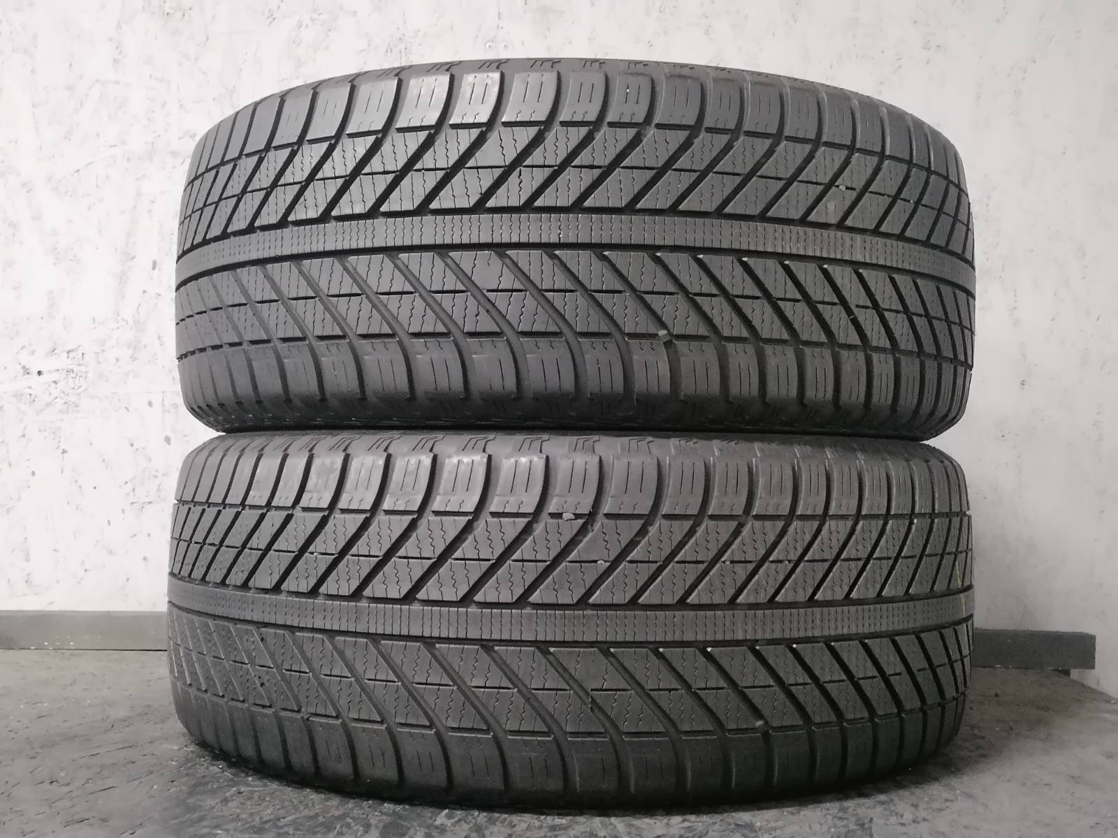 Шини б\у 235/50 R17