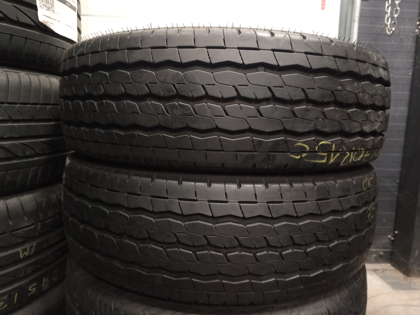 Шини б\у 215/70 R15C