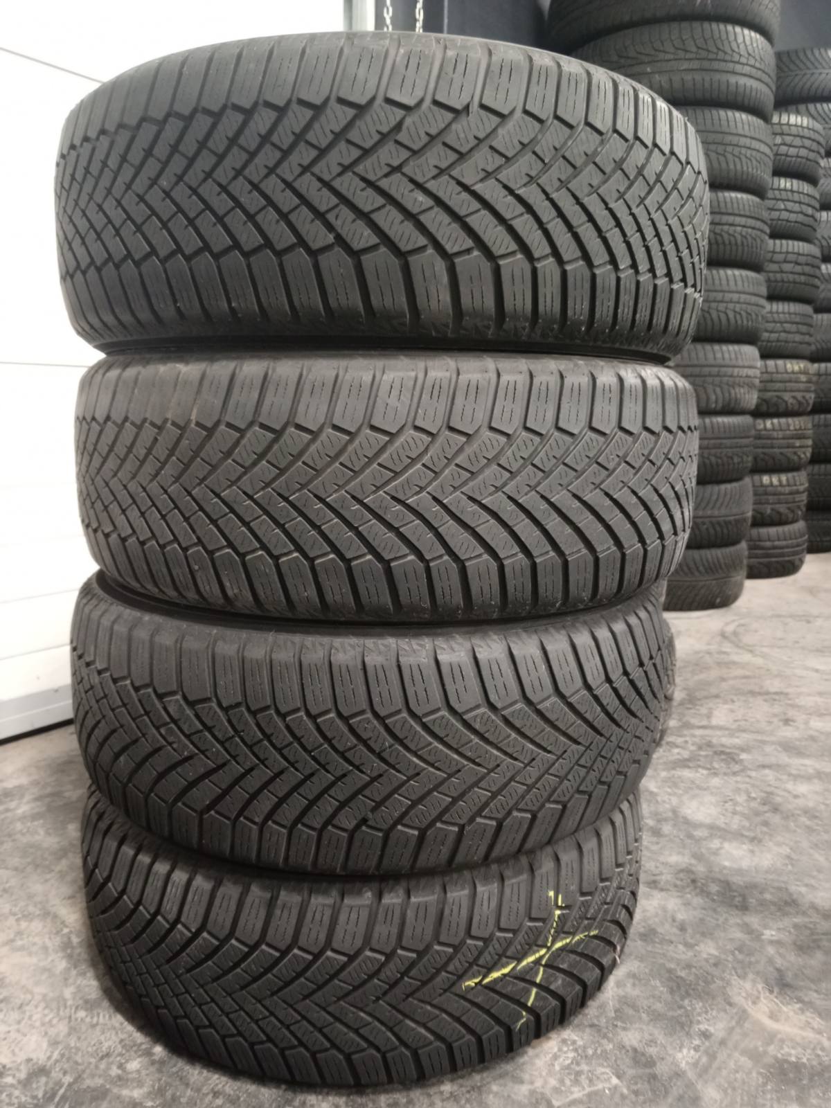 Шини б\у 215/55 R17