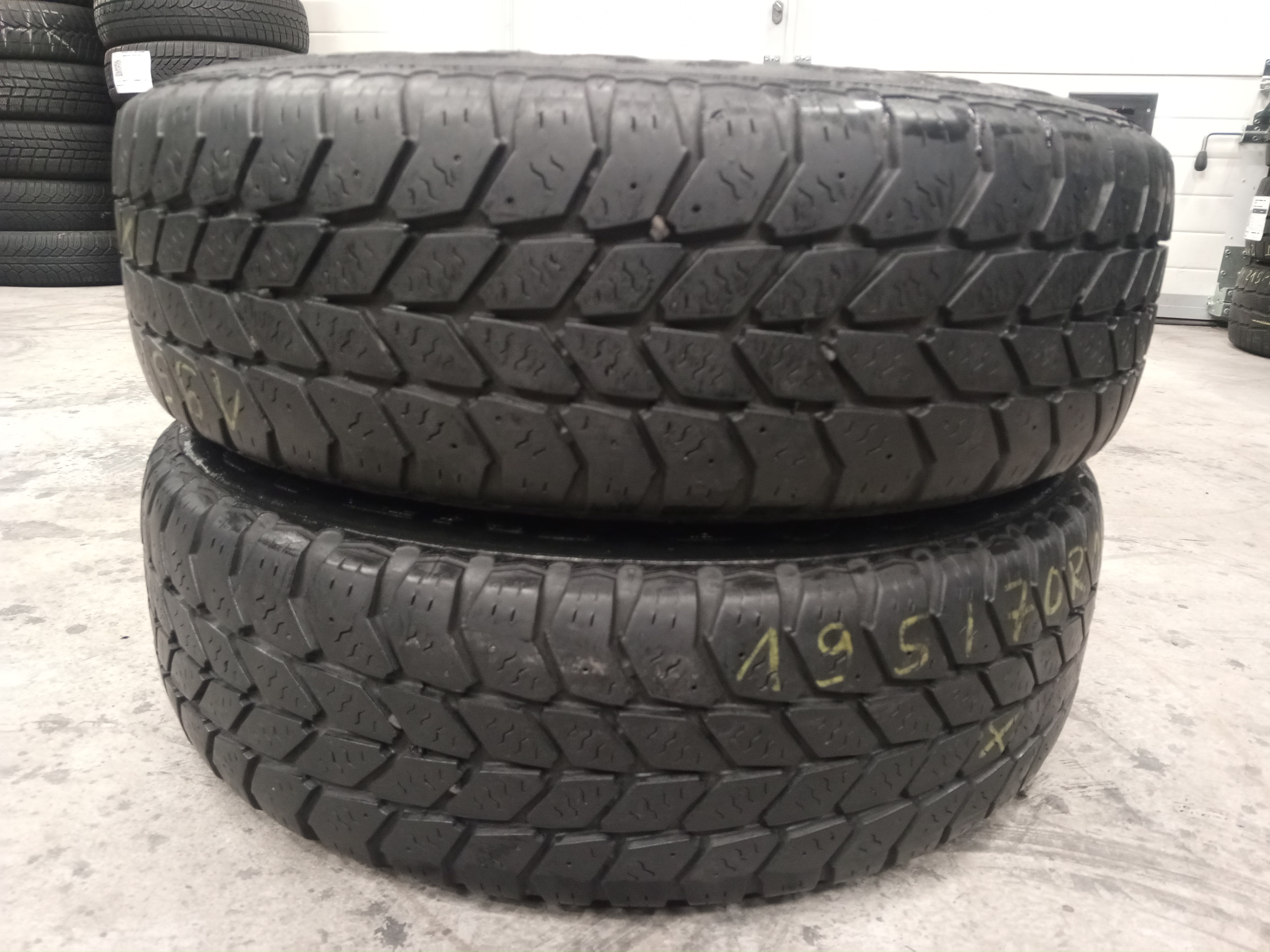 Шини б\у 195/70 R15C