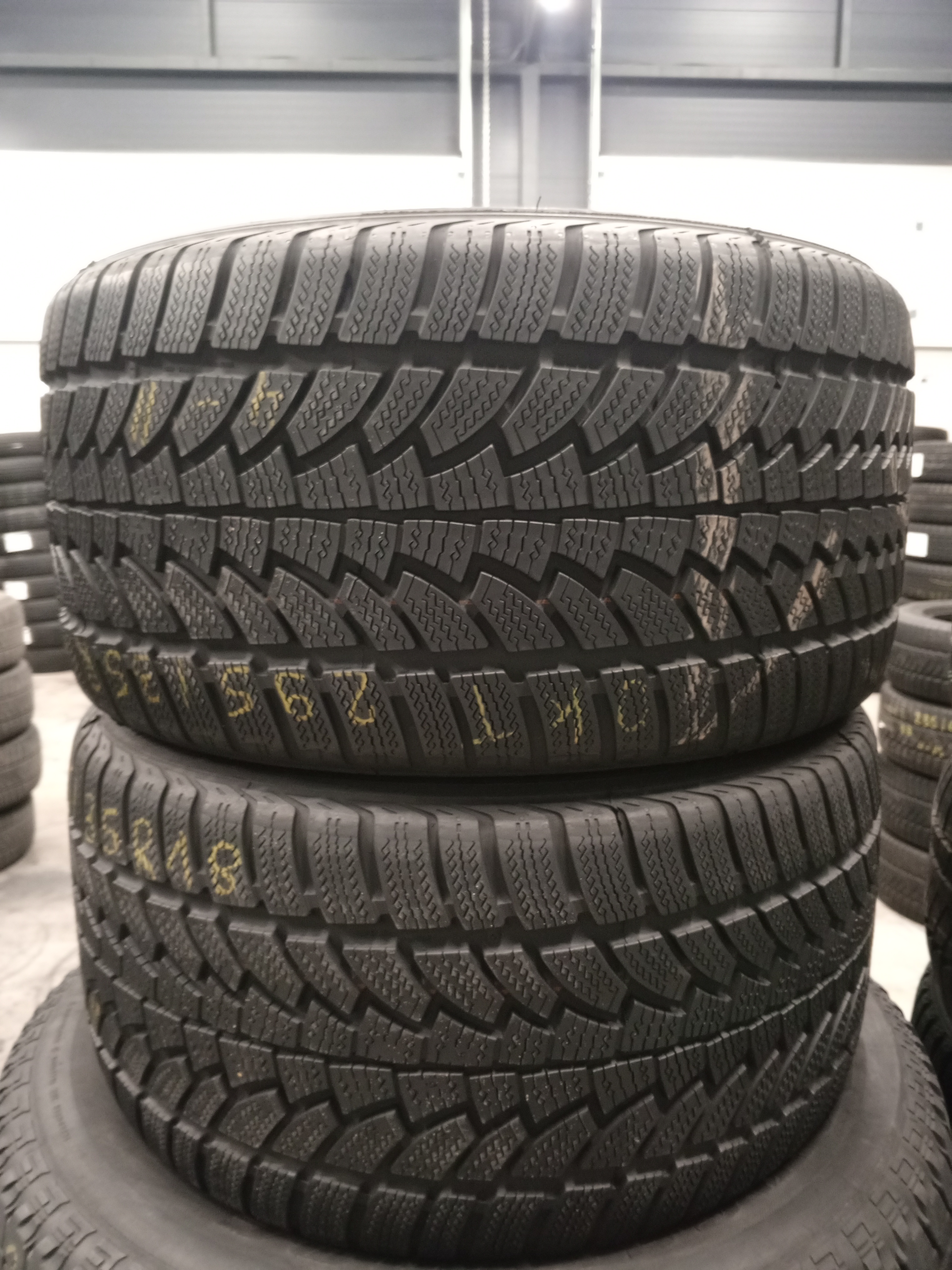 Шини б\у 295/35 R18