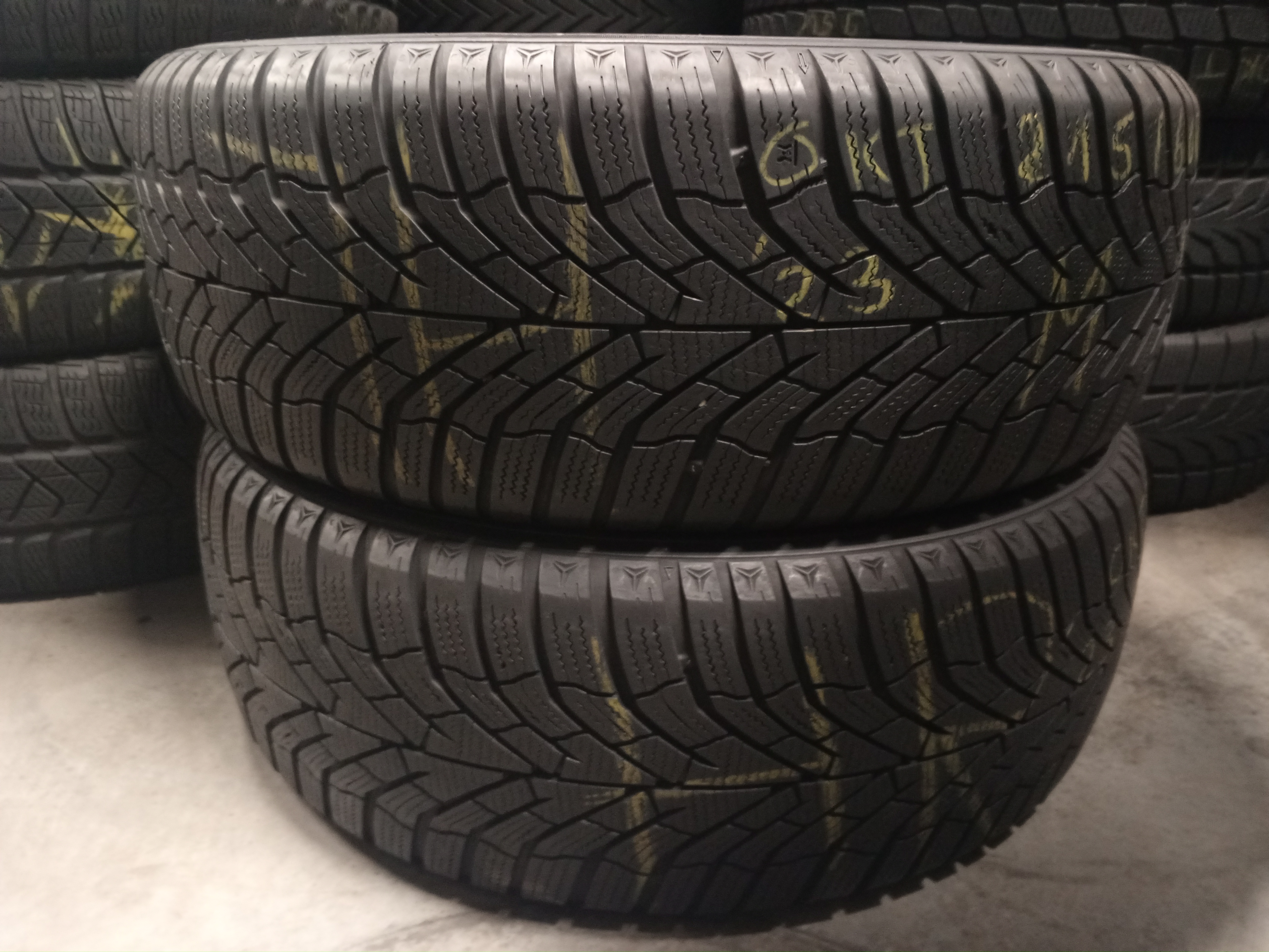 Шини б\у 215/60 R16