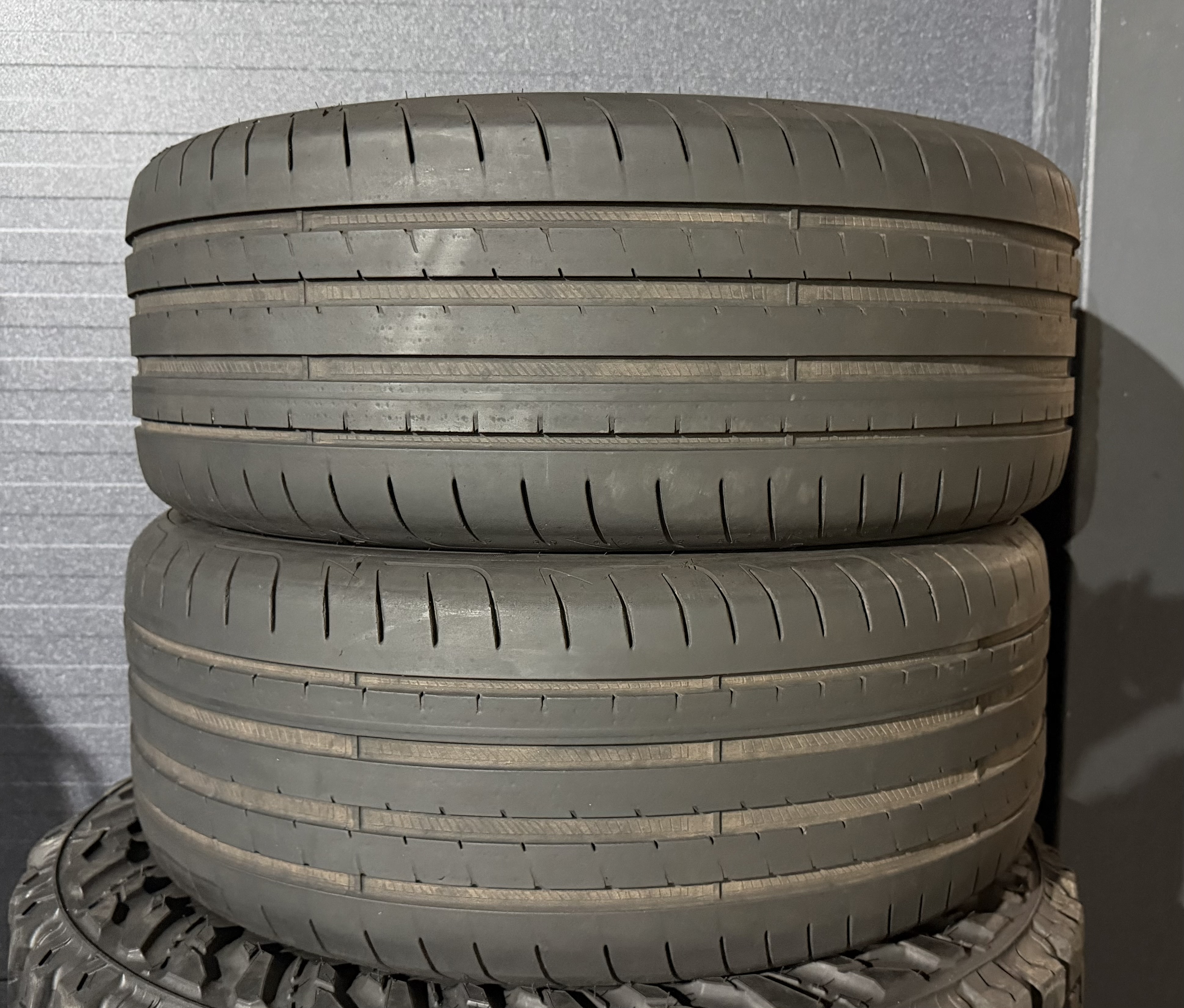 Шини б\у 235/50 R18