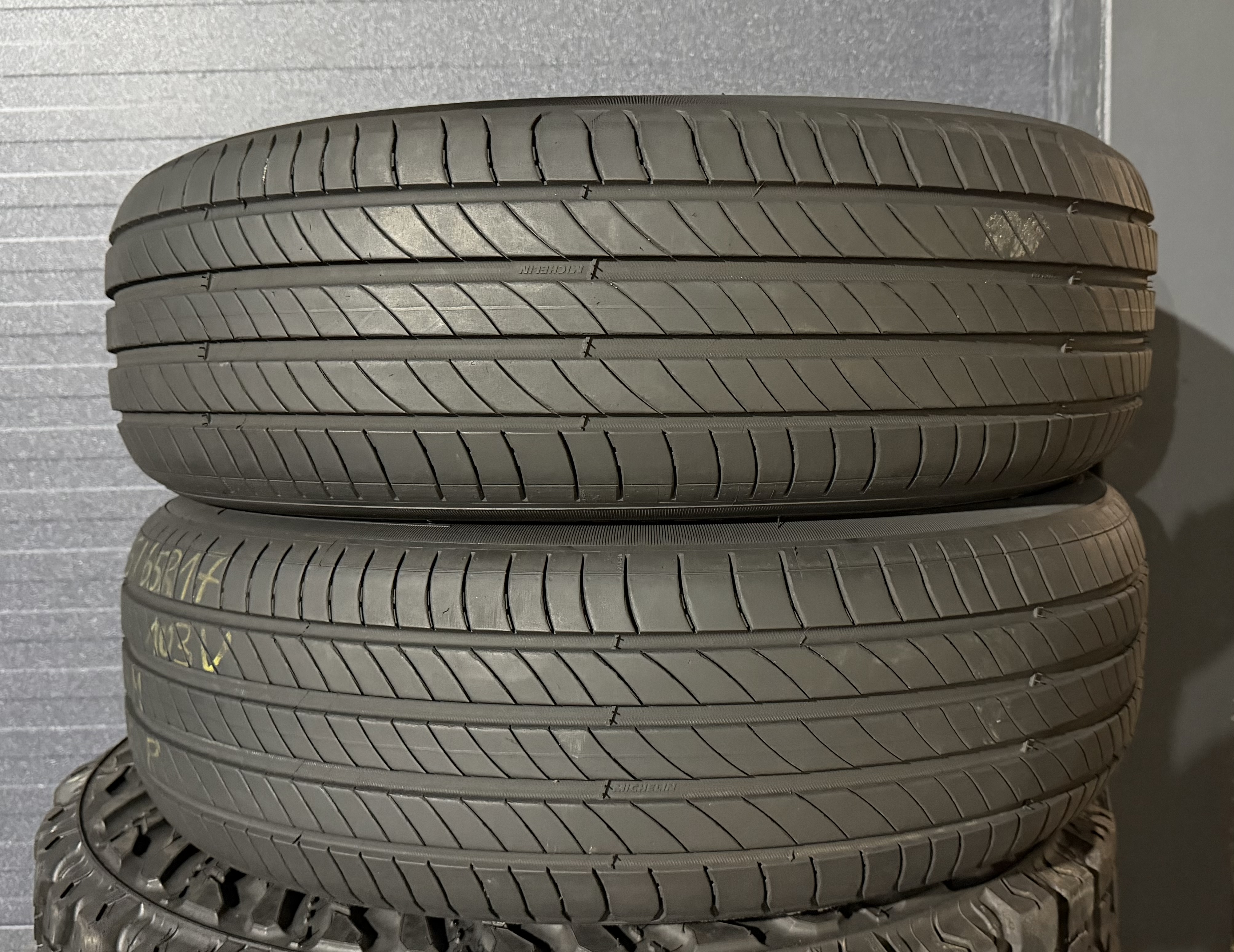 Шини б\у 215/65 R17