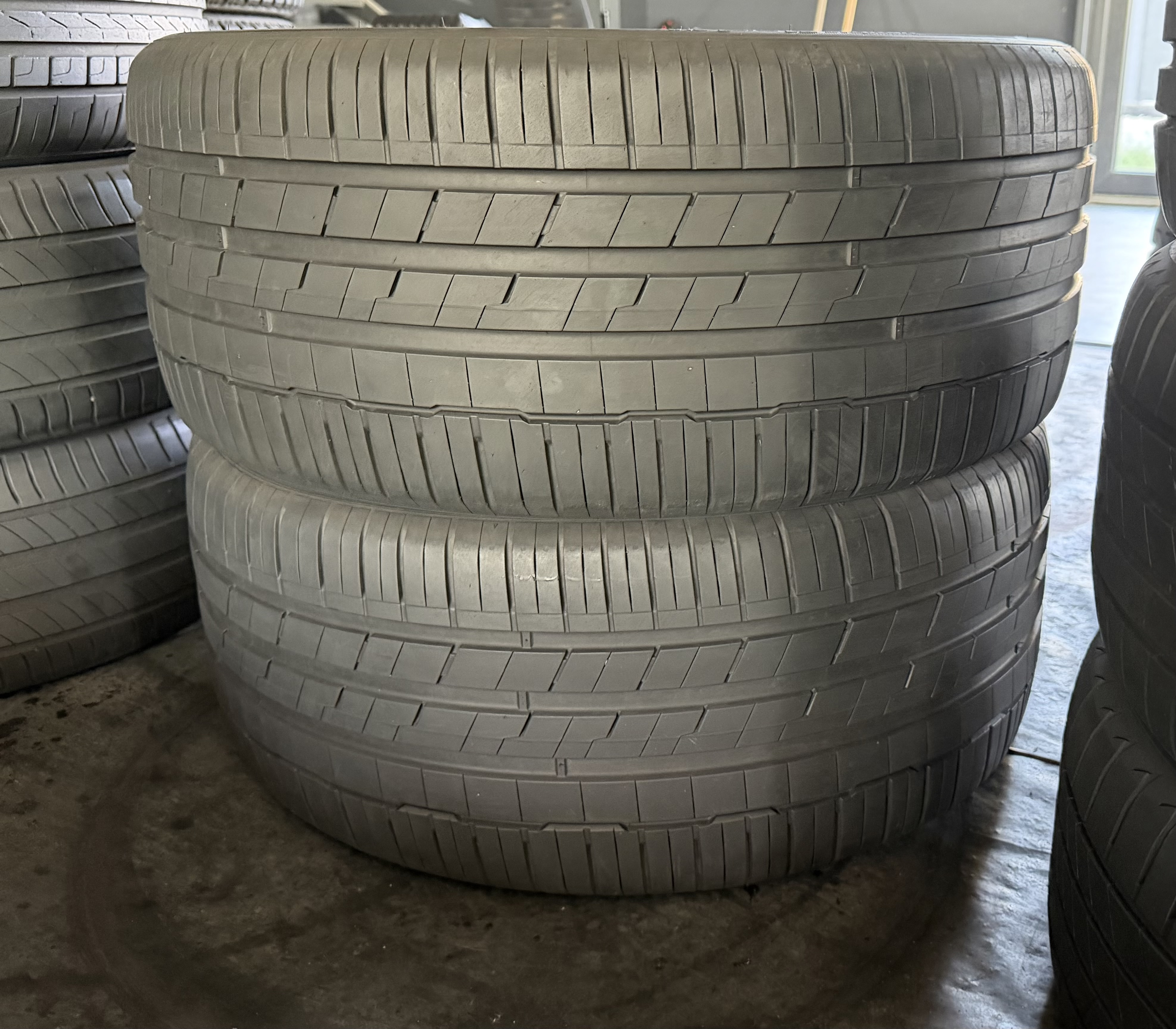 Шини б\у 275/35 R22