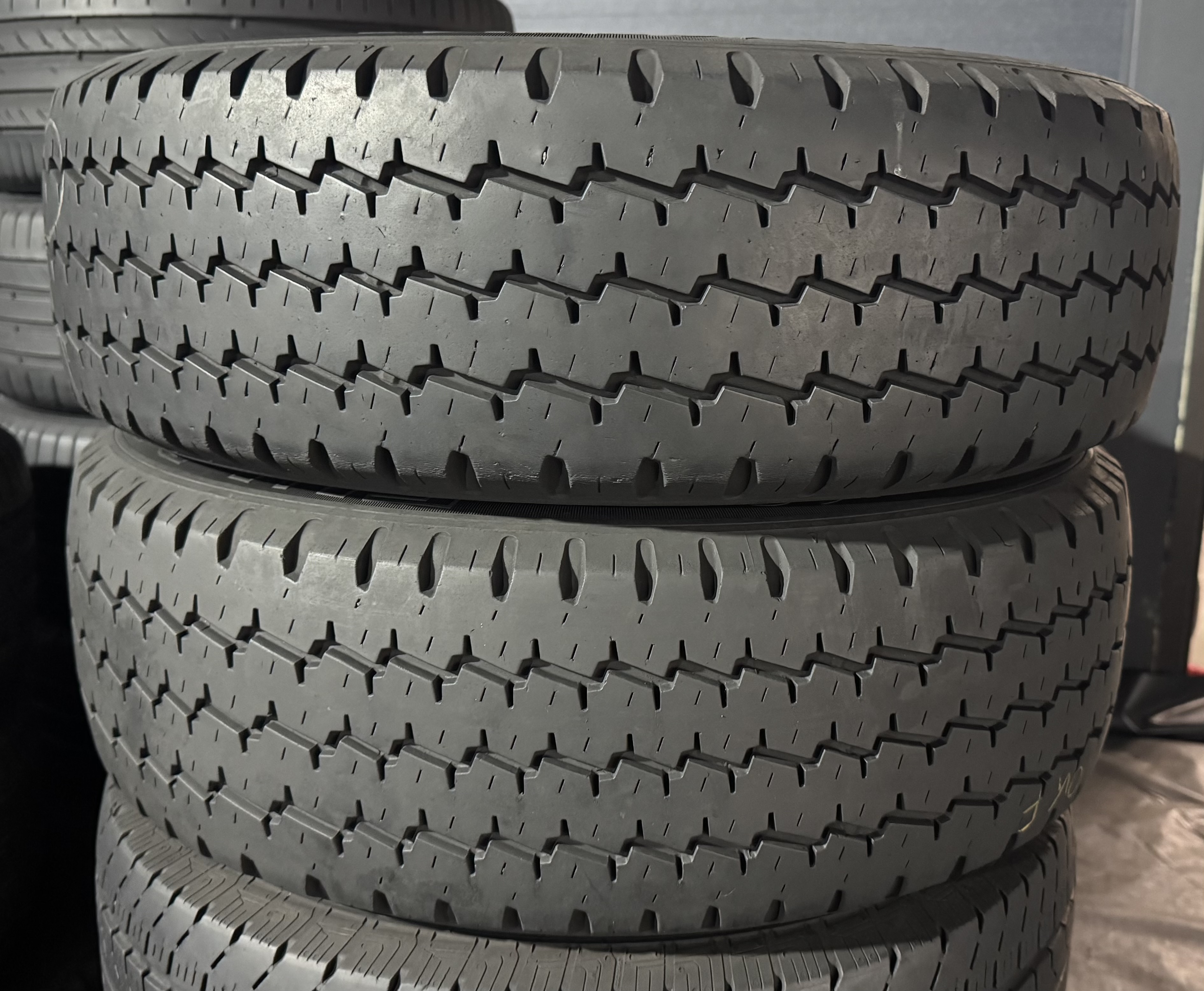 Шини б\у 205/65 R16C