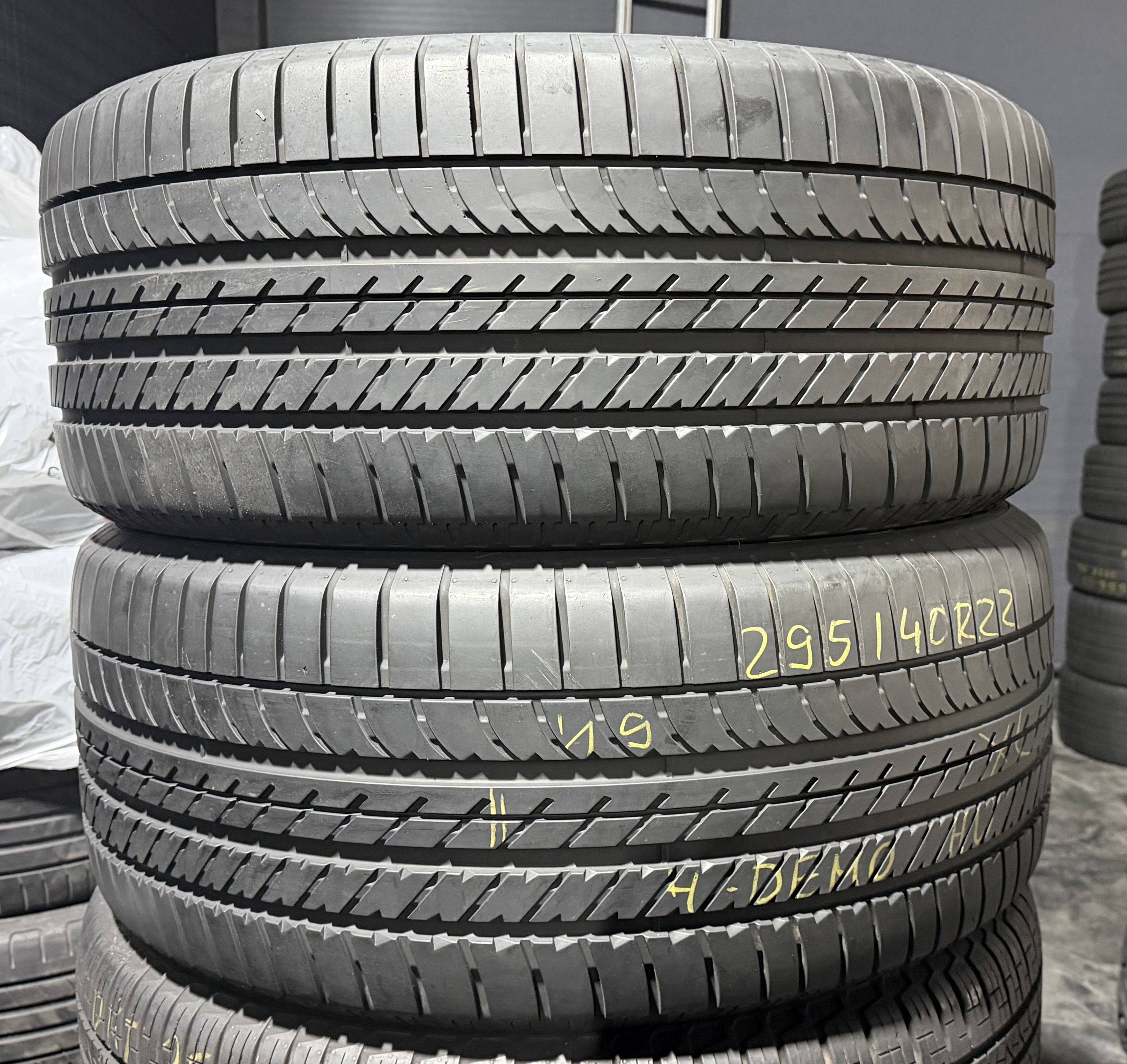 Шини б\у 295/40 R22