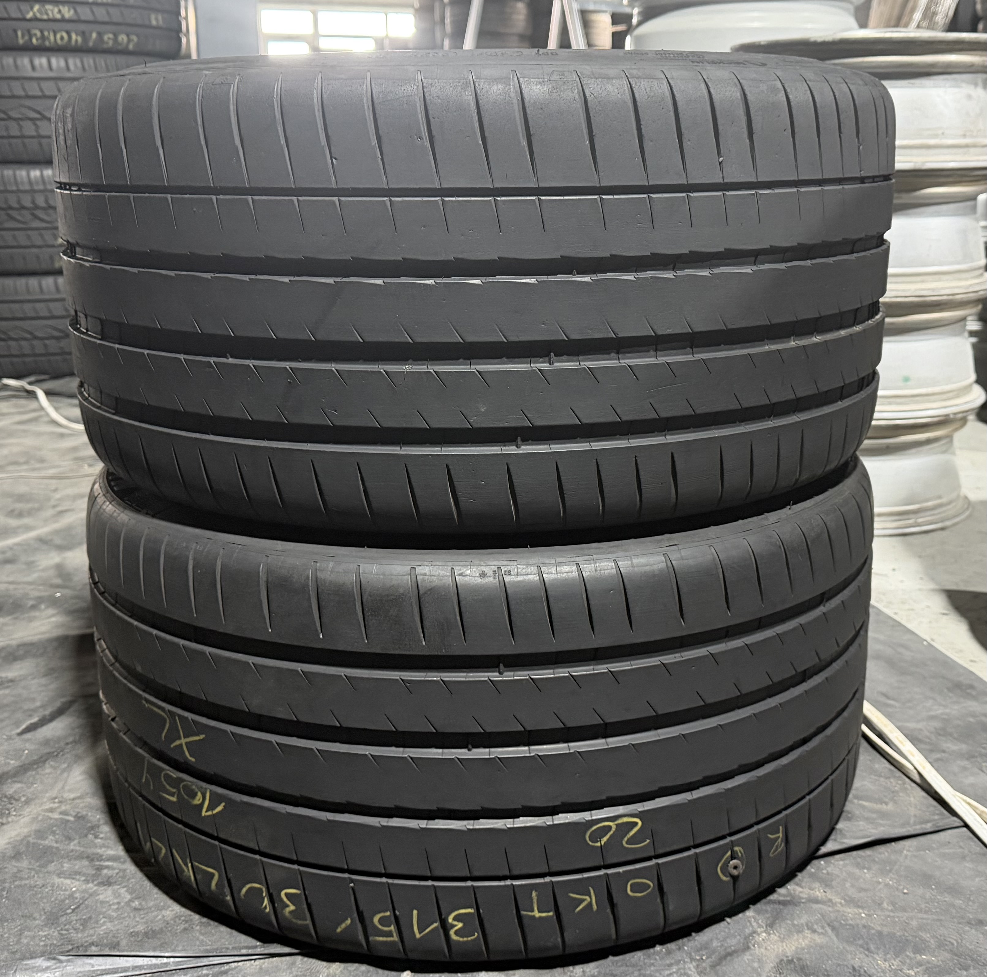 Шини б\у 315/30 R21